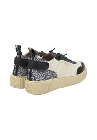 Sneakers bianchi e neri con un accento in stampa leopardo testurizzata, caratterizzati da una suola spessa e rigata e lacci neri. Marchio dorato di lato.