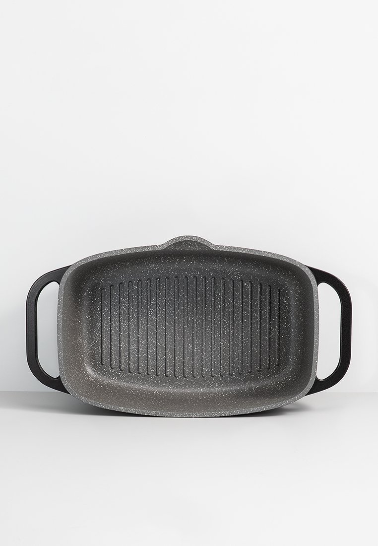 Rechthoekige grillpan met verhoogde ribbels, anti-aanbak grijze oppervlakte en stevige zwarte handvatten. Gladde textuur met een gespikkelde afwerking.