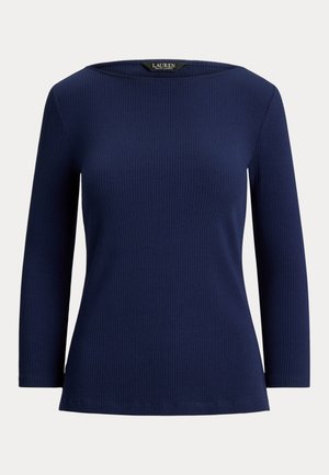 Marineblå ribbestrikket topp med båthals og trekvart ermer. Enkel design med rett kant og myk tekstur.