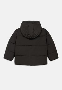 Chaqueta acolchada negra con capucha, que presenta un diseño de acolchado, mangas largas y un corte corto. Textura de tela suave y brillante.