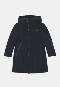 Tmavě modrá parka vyrobená z voděodolného materiálu. Obsahuje kapuci, přední knoflíky, boční kapsy a nášivku s logem na rukávu.