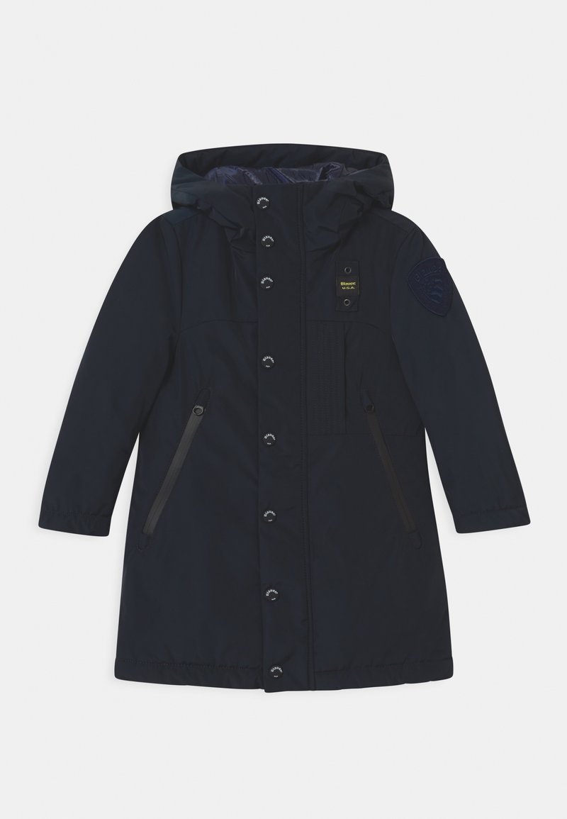 Tmavě modrá parka vyrobená z voděodolného materiálu. Obsahuje kapuci, přední knoflíky, boční kapsy a nášivku s logem na rukávu.