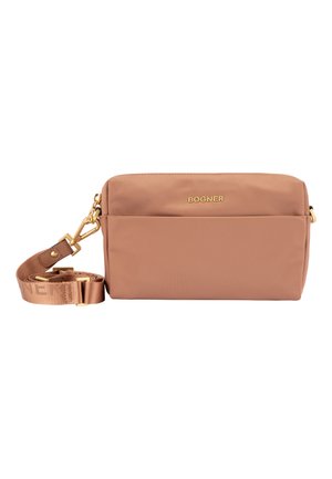 Rechteckige hellbraune Crossbody-Tasche mit goldfarbenem Reißverschluss, goldfarbenen Beschlägen, Vordertasche und verstellbarem Riemen mit goldfarbenen Clips und "Bogner"-Logo.