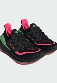 adidas Performance ULTRABOOST LIGHT - Hardloopschoenen voor op de weg - core black   core black   lucid lime