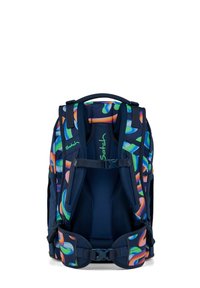 Zaino con base blu navy caratterizzato da un design astratto colorato. Spallacci imbottiti, texture in rete e fibbie regolabili in vita e sul petto.