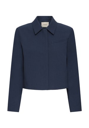 Tamnoplavij krojeni sakou s ovratnikom, dugim rukavima i jednim džepom na prsima. Izrađen od glatkog, strukturiranog materijala.