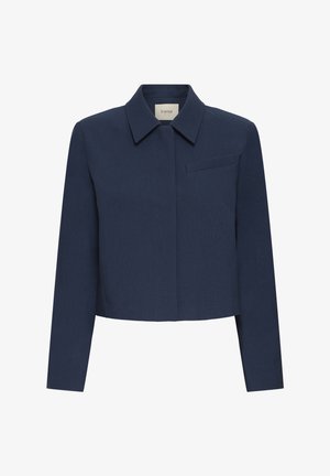 Tamnoplavij krojeni sakou s ovratnikom, dugim rukavima i jednim džepom na prsima. Izrađen od glatkog, strukturiranog materijala.