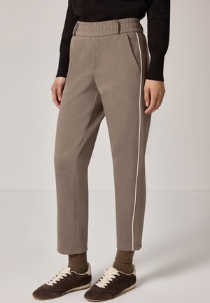 MIT TAPE-DETAIL - Stoffhose - braun