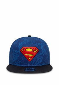 Blaues Cap mit flachem Schirm, das ein auffälliges rotes und gelbes Superman-Logo präsentiert. Strukturierter Stoff mit einem subtilen Muster, schwarzer Unterseite.