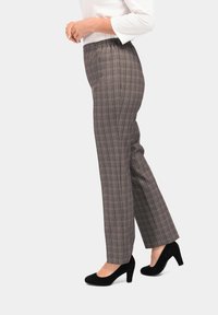 Geruite broek in grijs en bruin tinten, met een elastische tailleband en een rechte pijp, gecombineerd met zwarte hoge hakken.