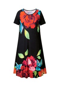 Czarna sukienka z krótkim rękawem, ozdobiona dużymi, żywymi wzorami kwiatowymi w czerwieni, różu i turkusie, z zielonymi liśćmi, gładka w dotyku.