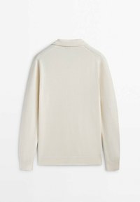 Neule beige villapaita, jossa on teksturoitu kuvio, varustettu kauluskannalla sekä ribbatut hihansuut ja helma. Takakatsaus esillä.