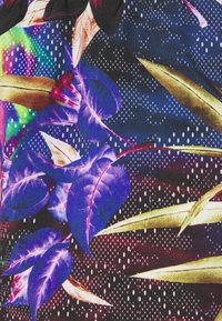 Tissu coloré présentant des feuilles violettes et vertes vibrantes sur un fond sombre avec des motifs de points, alliant des éléments de la nature et du design.