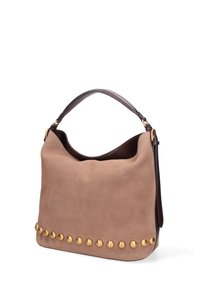 Borsa in suede beige con un design curvo, manico in pelle marrone e borchie in metallo dorato lungo la parte inferiore, dotata di un ampio interno.