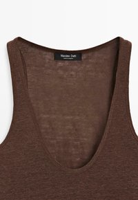 Braunes ärmelloses Top mit U-Boot-Ausschnitt, dünnem Stoff und "Massimo Dutti"-Etikett, das im Nacken eingenäht ist.