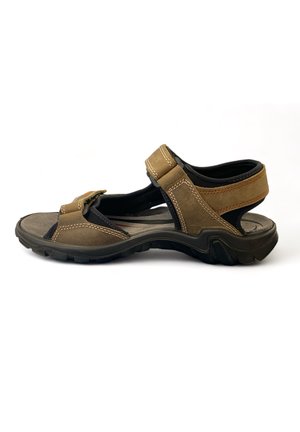 Brune læder sandal med justerbare stropper, gummisål og syede detaljer. Åben design med eksponeret tå og ryg. Struktureret fodseng.