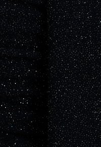 Černá tkanina s jemným texturovaným povrchem, pokrytá rozptýlenými iridescentními třpytivými částicemi, které vytvářejí třpytivý efekt po celém povrchu.