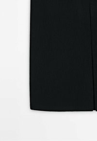 Gros plan d'une jupe en tissu côtelé noir avec une fente avant sur fond blanc.