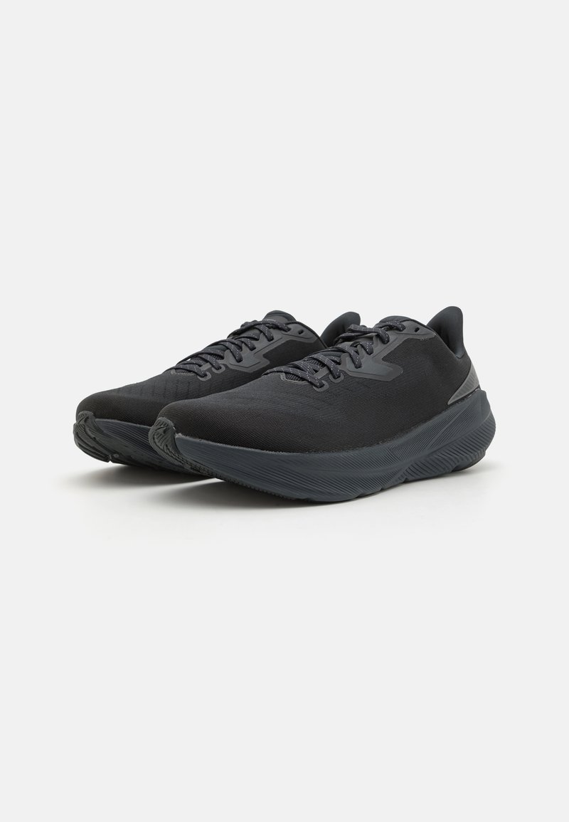 Zapatillas deportivas negras con parte superior de malla texturizada, suela acolchada y diseño con cordones. Presentan acentos suaves y una forma aerodinámica.