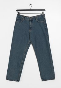 Pantalones vaqueros de mezclilla azul con un ajuste relajado, que cuentan con cinco bolsillos, una cremallera de botón y un diseño de pierna recta. El material es texturizado y duradero.