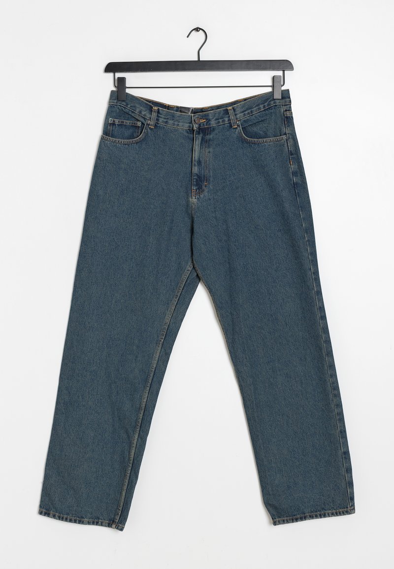 Pantalones vaqueros de mezclilla azul con un ajuste relajado, que cuentan con cinco bolsillos, una cremallera de botón y un diseño de pierna recta. El material es texturizado y duradero.