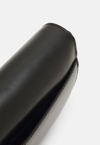 Maradji Keresztpántos táska - black