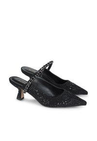 Scarpe con tacco alto slingback nere, con punta affusolata, decorate con un motivo testurizzato e una cintura di perline, dotate di un robusto tacco a blocco.