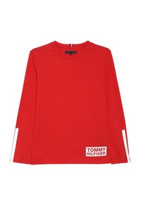 Červené tričko s dlouhým rukávem vyrobené z bavlny, s kulatým výstřihem, bílými akcenty na rukávech a bílým logem na dolním levém okraji.
