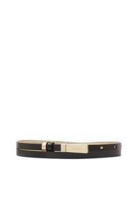 Čierny kožený opasok so zlatým kovovým vnútrom, vybavený elegantnou prackou a malými akcentmi, navrhnutý pre čistý a moderný vzhľad.