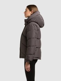Szara kurtka puchowa z kapturem, z poziomymi przeszyciami, przednim zamkiem błyskawicznym i regulowanymi mankietami. Gładki, izolowany materiał.