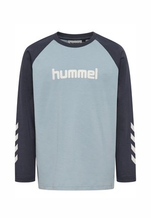 Langærmet raglantrøje med lyseblå krop, mørkeblå ærmer, hvid hummel-logo på brystet og hvide chevron-striber på ærmerne.