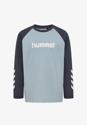 Koszulka raglan z długim rękawem z jasnoniebieskim tułowiem, ciemnogranatowymi rękawami, białym logo hummel na piersi i białymi pasiastymi paskami na rękawach.