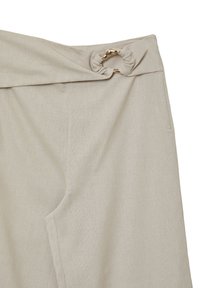 Pantaloni beige a vita alta realizzati in morbido tessuto, con una cintura annodata e un accento dorato, caratterizzati da una superficie liscia.