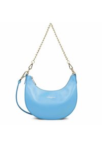 Borsa a mano in pelle a forma di mezzaluna di colore azzurro chiaro con tracolla in catena dorata e chiusura con zip, con il marchio "Lancaster Paris" sulla parte anteriore.