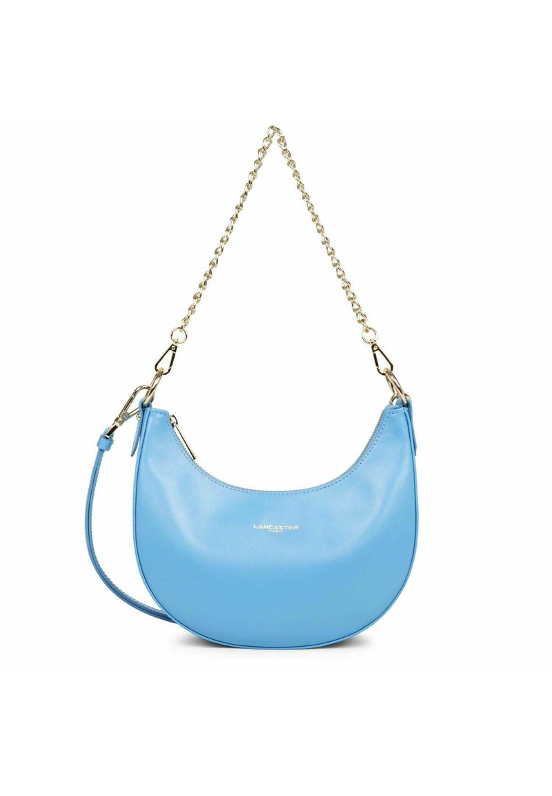 Borsa a mano in pelle a forma di mezzaluna di colore azzurro chiaro con tracolla in catena dorata e chiusura con zip, con il marchio "Lancaster Paris" sulla parte anteriore.