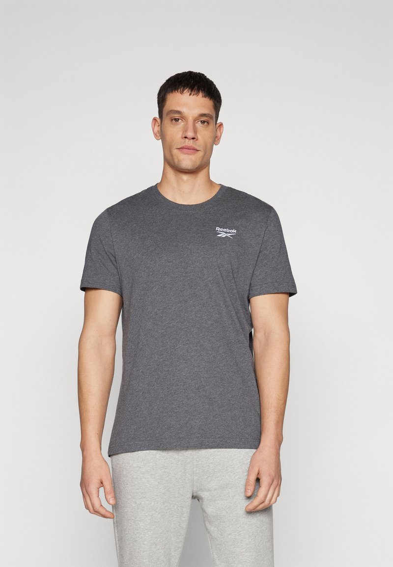 T-shirt in cotone grigio con maniche corte e scollatura rotonda. Presenta un piccolo logo bianco Reebok sul lato sinistro del petto.