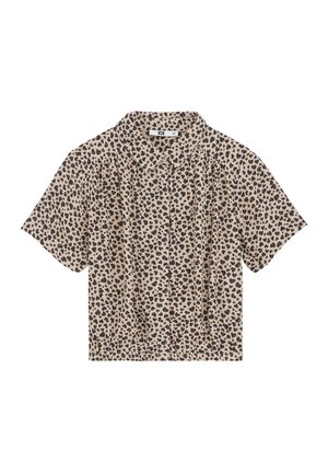 Béžová košeľa s krátkym rukávom, zapínaná na gombíky, s čiernym leopardím vzorom a golierom, zobrazená na bielom pozadí.