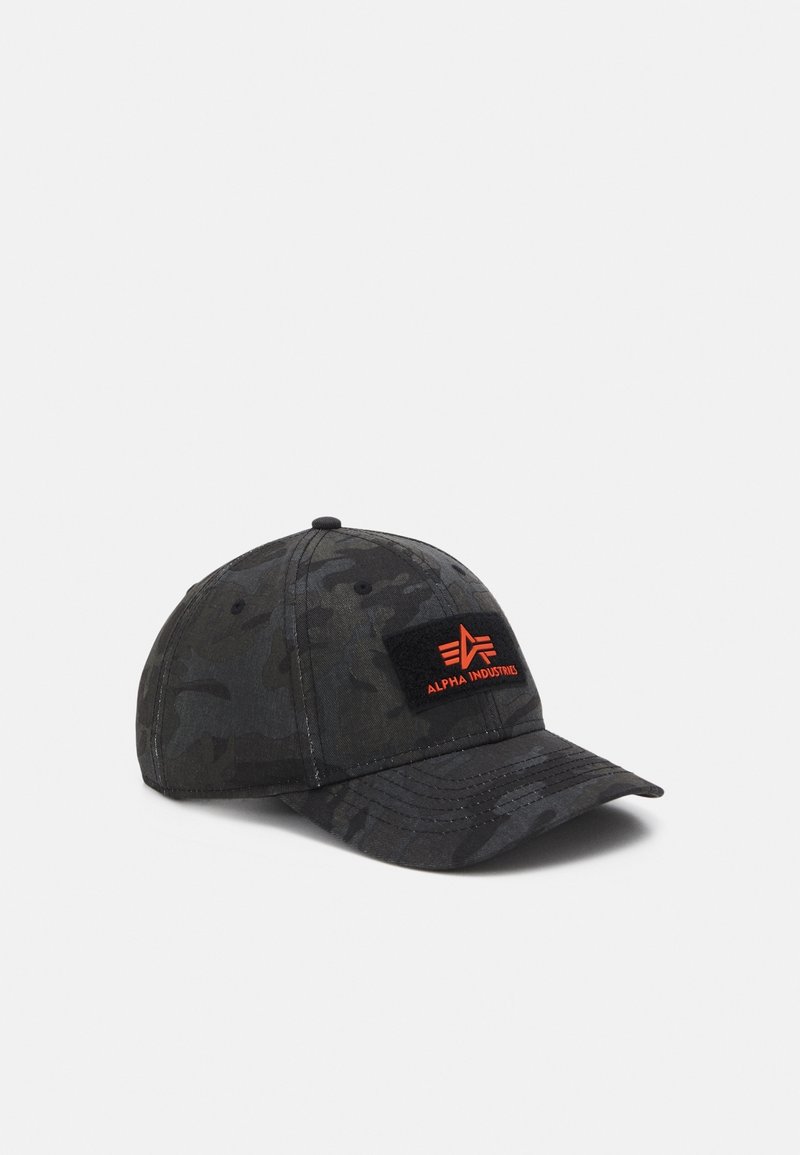 Gorra de béisbol de camuflaje gris oscuro con visera curva y parche negro con el texto "Alpha Industries" en color naranja y logo en la parte frontal.