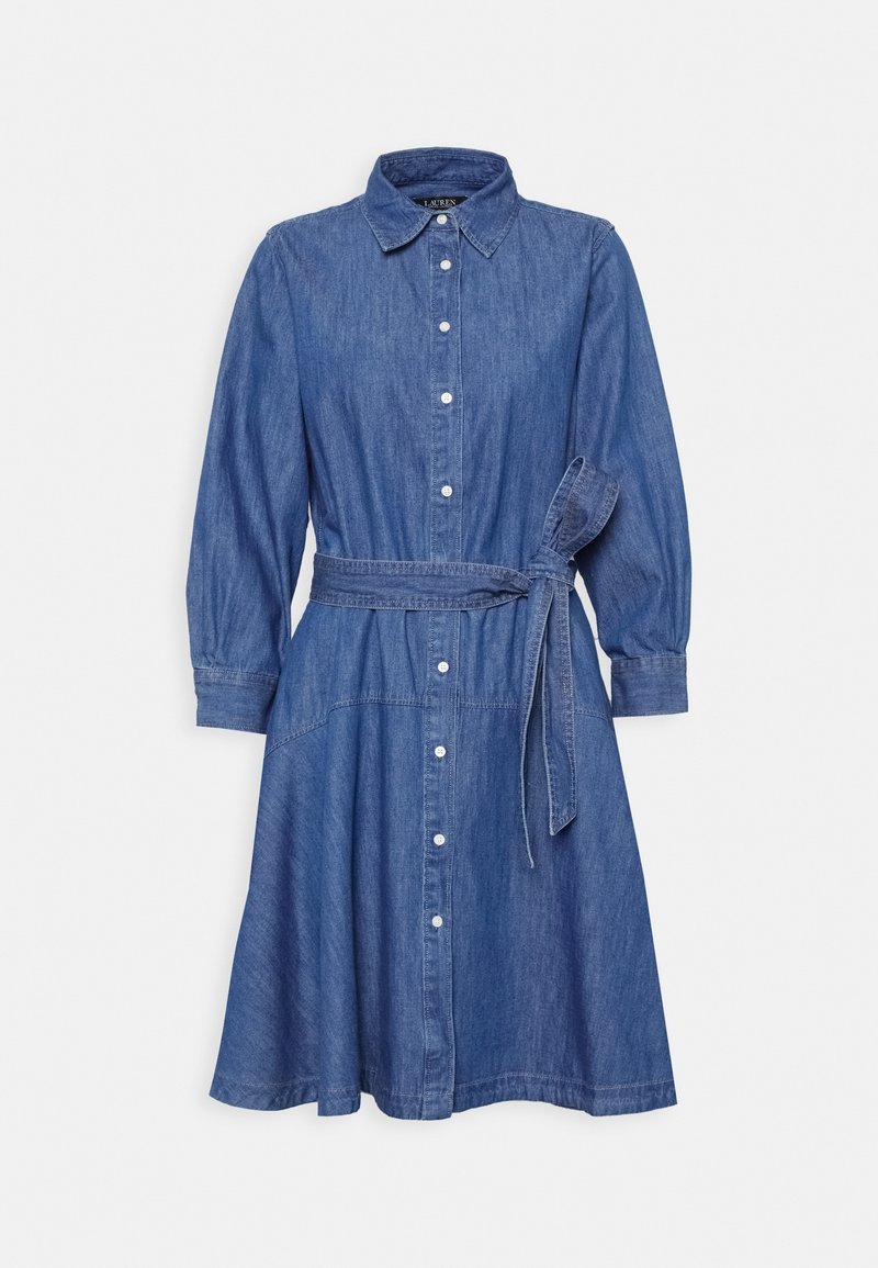 Niebieska sukienka z denimu z długim rękawem, zapinana na guziki, z kołnierzykiem i paskiem wiązanym w talii, z rozkloszowaną spódnicą długości do kolan.