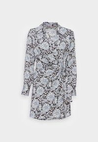 Vestido envelopado de manga longa em preto com um padrão paisley azul e branco, apresentando um colarinho e um detalhe de laço na cintura. Textura de tecido suave.