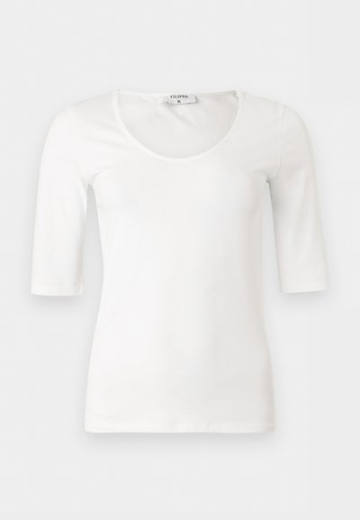 Camisa blanca ajustada de mujer con mangas tres cuartos y escote redondeado, mostrada sobre un fondo liso.