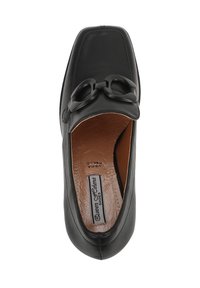 Mocassino in pelle nera con punta quadrata, dotato di un accento decorativo in catena nera e una soletta beige testurizzata con marchio.