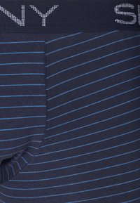 Herren Boxershorts in Marineblau mit hellblauen horizontalen Streifen. Weicher Stoff mit einem elastischen Bund, auf dem der Markenname aufgedruckt ist.