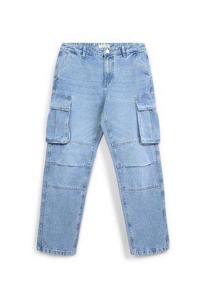 Pantaloni cargo in denim azzurro chiaro con vestibilità rilassata, dotati di due ampie tasche laterali, chiusura a bottone e dettagli cuciti sul davanti.