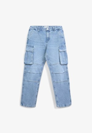 Pantaloni cargo in denim azzurro chiaro con vestibilità rilassata, dotati di due ampie tasche laterali, chiusura a bottone e dettagli cuciti sul davanti.
