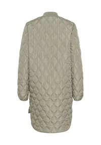 Vadderad, lång kappa i en dämpad olivgrön färg. Har diamantformade mönster, rund hals och elastiska ärmslut. Mjuk, slät textur.