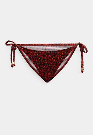 Rood-zwarte bikinionderdelen met luipaardprint, zijknopen en gouden kralenaccenten op een witte achtergrond.