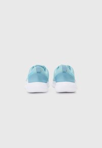 Baskets de sport bleu clair avec un dessus en synthétique lisse, bout arrondi et semelle en caoutchouc blanc. Présente une languette à l'arrière pour un enfilage facile.