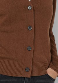 Brauner Cardigan aus weichem Stoff mit V-Ausschnitt, sieben schwarzen Knöpfen, gerippten Bündchen und Saum, mit schlichtem, musterlosem Design.