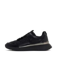Sneaker nera con un design in pelle trapuntata, dettagli metallici, punta rotonda, chiusura con lacci e suola in gomma spessa. Stile minimalista.